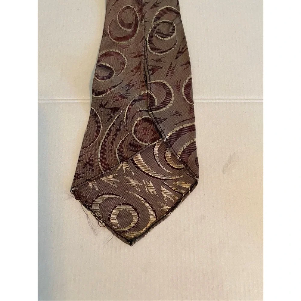 Mens Woven Swirl Geometric Pattern Necktie Burgundy Brown Gold 3.5 Inch Width